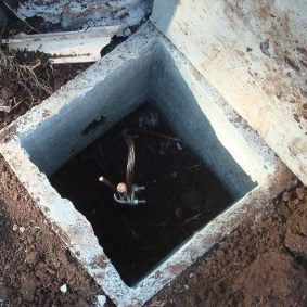 Caixa com haste de aterramento elétrico