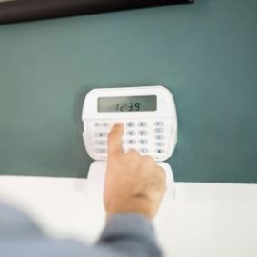 Apertando teclado de central de alarme