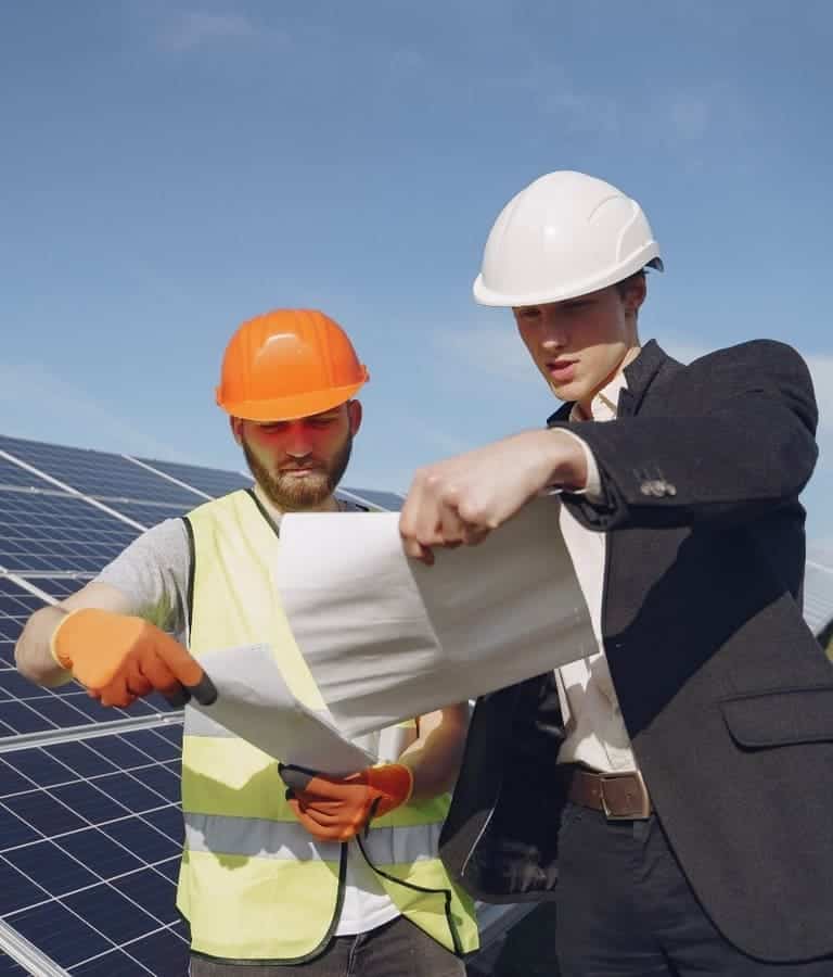 Projetistas analisando um projeto solar de energia