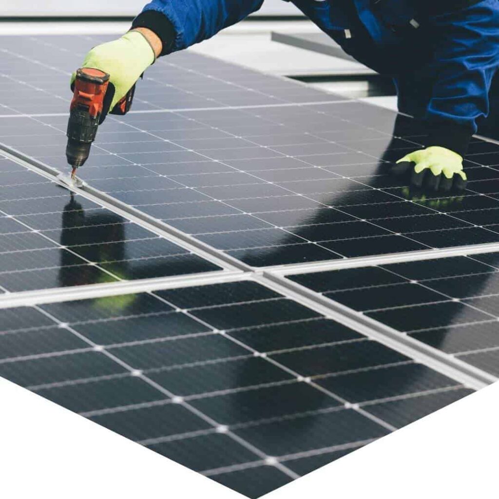 Profissional fazendo a instalação de Placas Solares