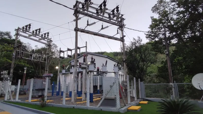 Subestação de uso ao tempo com postes e equipamentos elétricos.