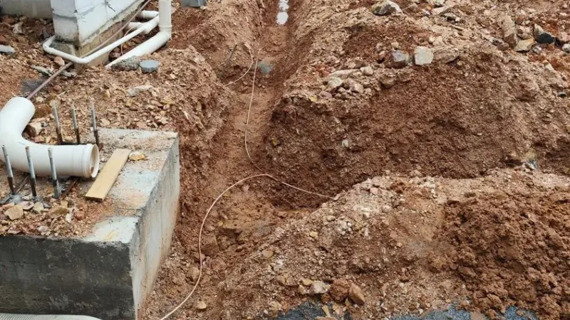 Valas abertas no solo com cabo de cobre no seu interior para realização da malha de aterramento elétrico.