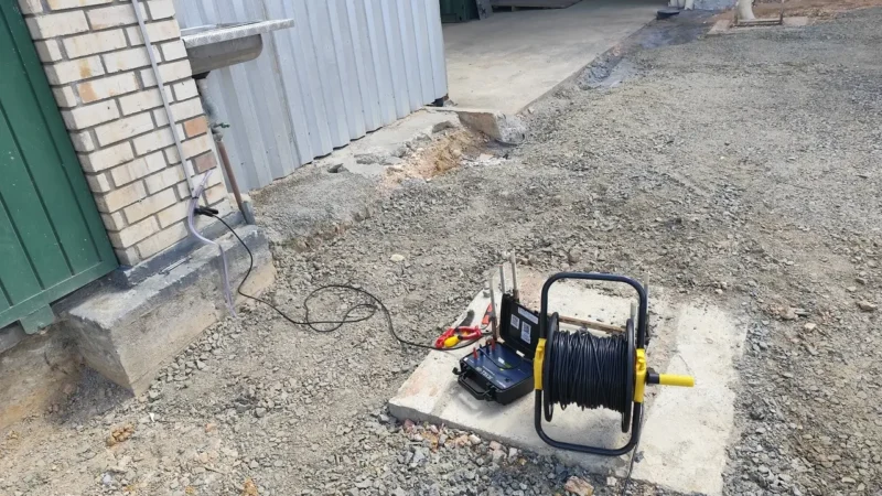 Equipamento elétrico chamado miliomímetro para medição de sistema de SPDA conhecido como para-raios.