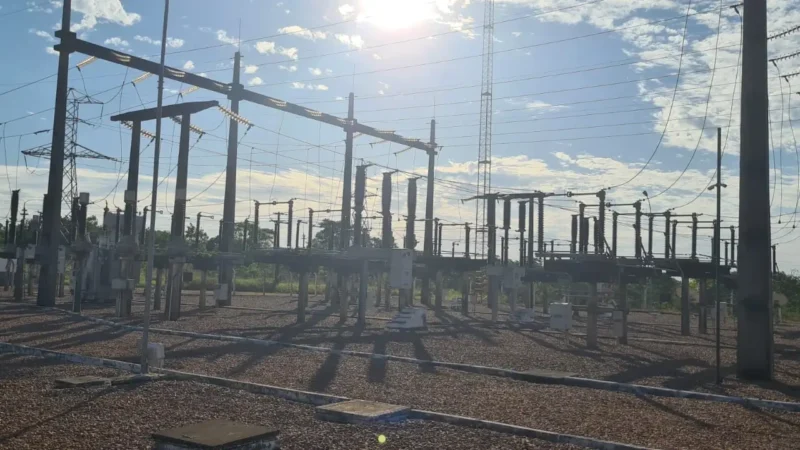 Subestação de uso ao tempo em 138kV com postes e equipamentos elétricos.