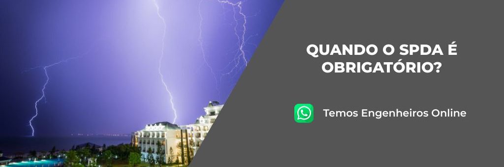 Descarga atmosférica provindo do céu e atingindo edificações prediais.